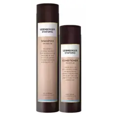 Två flaskor från Lernberger Stafsing, en schampo och en balsam. Schampot är formulerat för att balansera fukt i hår och hårbotten, utan sulfat.