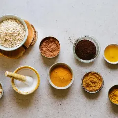 Ingredienser för en hemmagjord hårbottenskrubb: havre, kakao, kaffe, gurkmeja, spirulina och olja.