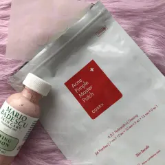 Här är produkter för att snabbt få bort finnar hemma: COSRX Acne Pimple Master Patch och Mario Badescu Drying Lotion.