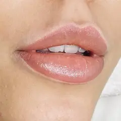 Fylliga läppar med en naturlig rosa ton efter lip blush-behandling. Vackert och fräscht resultat.