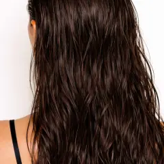 Mörkt, glansigt hår med en perfekt wetlook-effekt.