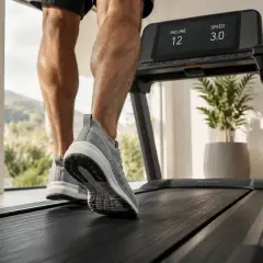Man tränar på löpband, med fokus på benen. Kanske drömmer han om en mer definierad käklinje, som efter buccal fat removal men.