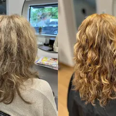 Före och efter-bild på frissigt hår som förvandlats till vackra, definierade lockar.
