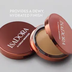 Två Isadora The Cream Bronzer-burkar, en öppen med krämig bronzer, ger en daggig, återfuktad finish.
