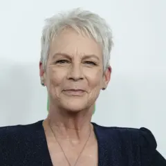 Jamie Lee Curtis med grått hår och korta frisyrer, en ikonisk stil som passar henne perfekt.