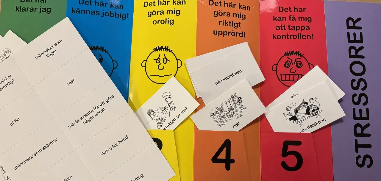 Kort med text och bilder om stress. En del kort har illustrationer av personer med yvigt hår.
