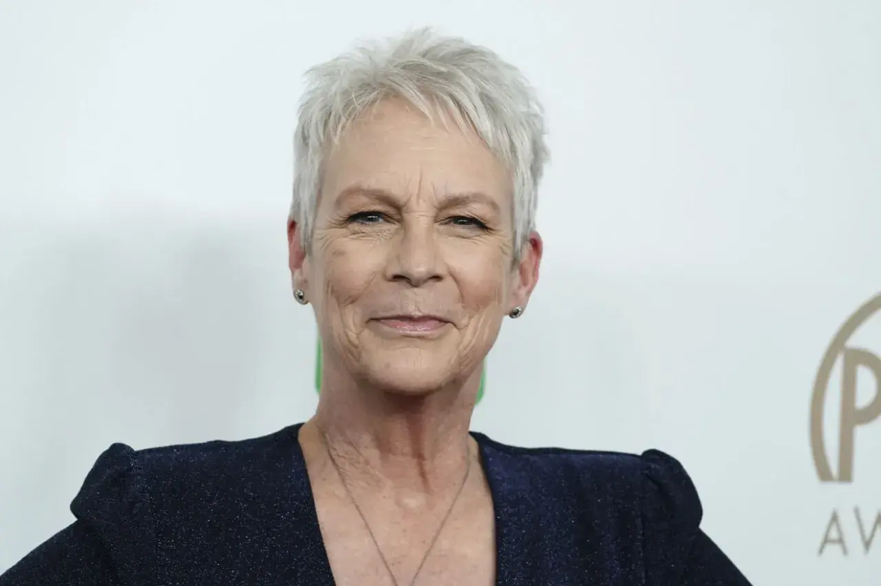 Jamie Lee Curtis med grått hår och korta frisyrer, en ikonisk stil som passar henne perfekt.