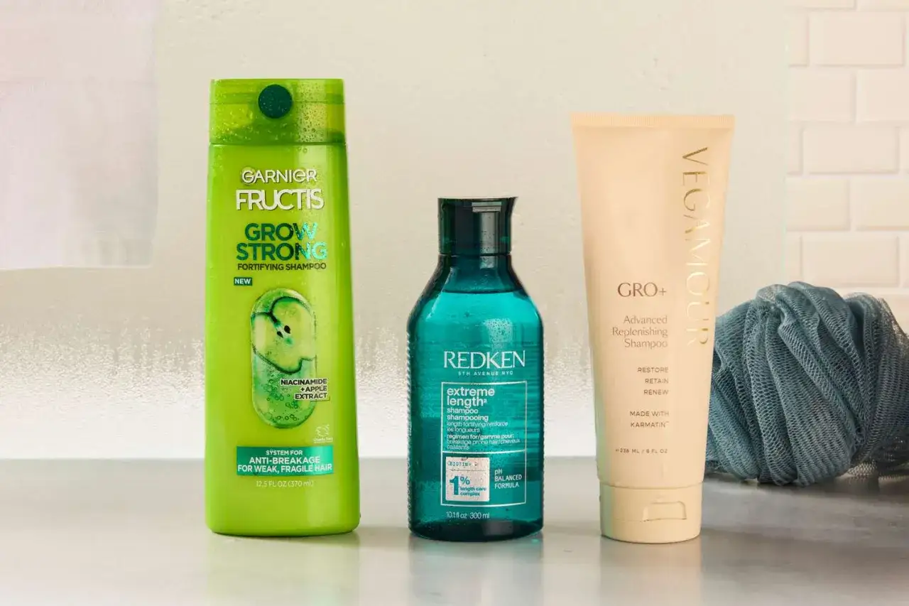 Tre flaskor schampo för att spara ut håret: Garnier Fructis Grow Strong, Redken Extreme Length och Vegamour GRO+.
