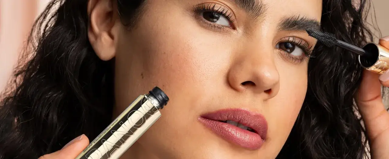 En kvinna applicerar mascara. Enkel lösning för att ta bort vattenfast mascara.